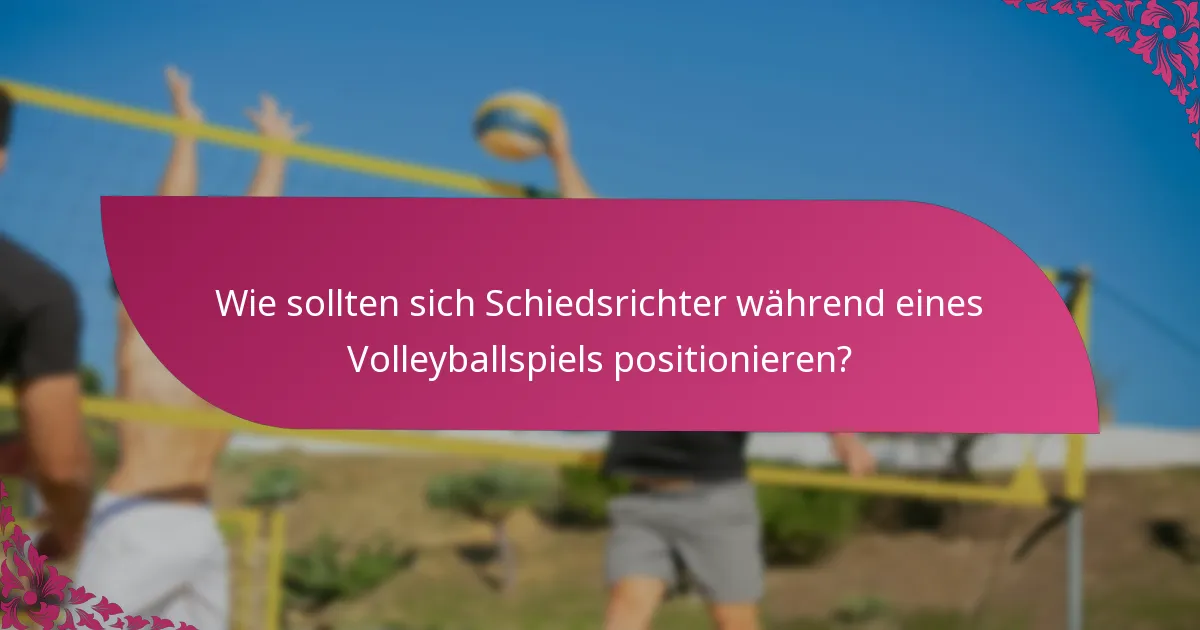 Wie sollten sich Schiedsrichter während eines Volleyballspiels positionieren?